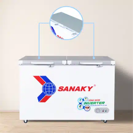 Cửa tủ đông Sanaky inverter VH-4099A4K được phủ một lớp kính cường lực chắc chắn