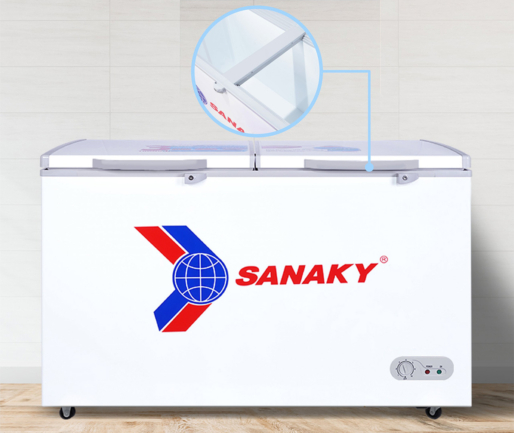 Lòng tủ đông Sanaky VH-568HY2 được làm bằng côi phẳng phủ nhựa